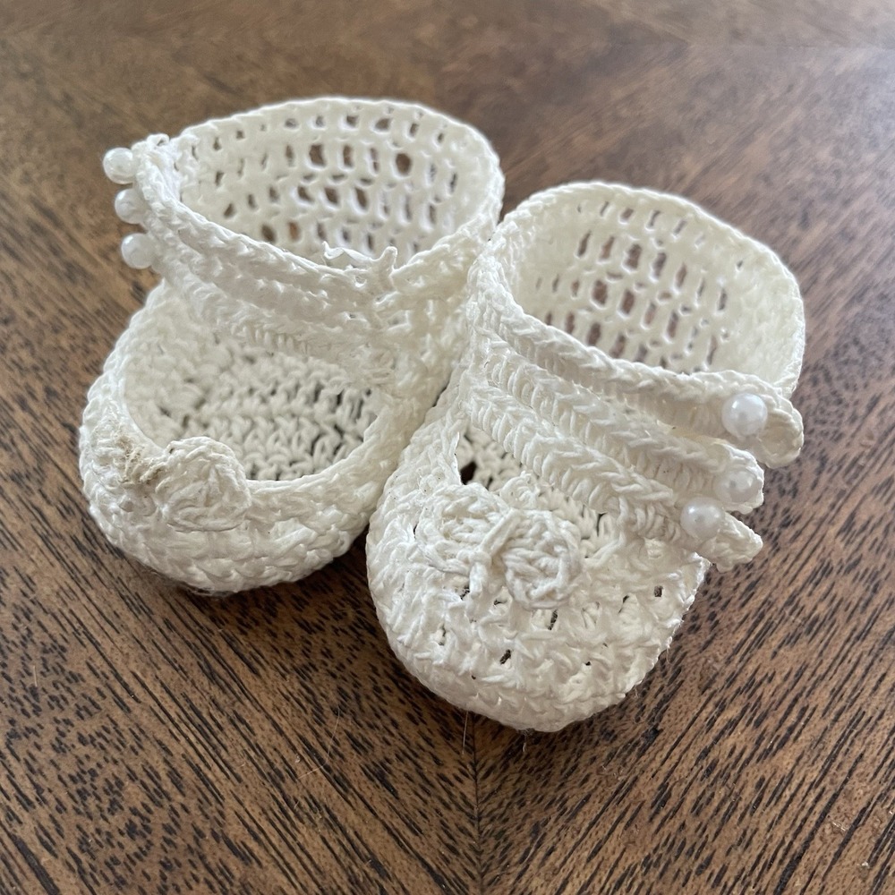 Vintage Pair Of Crocheted Baby Doll Shoes With Faux Pearl Buttons‎ White Booties